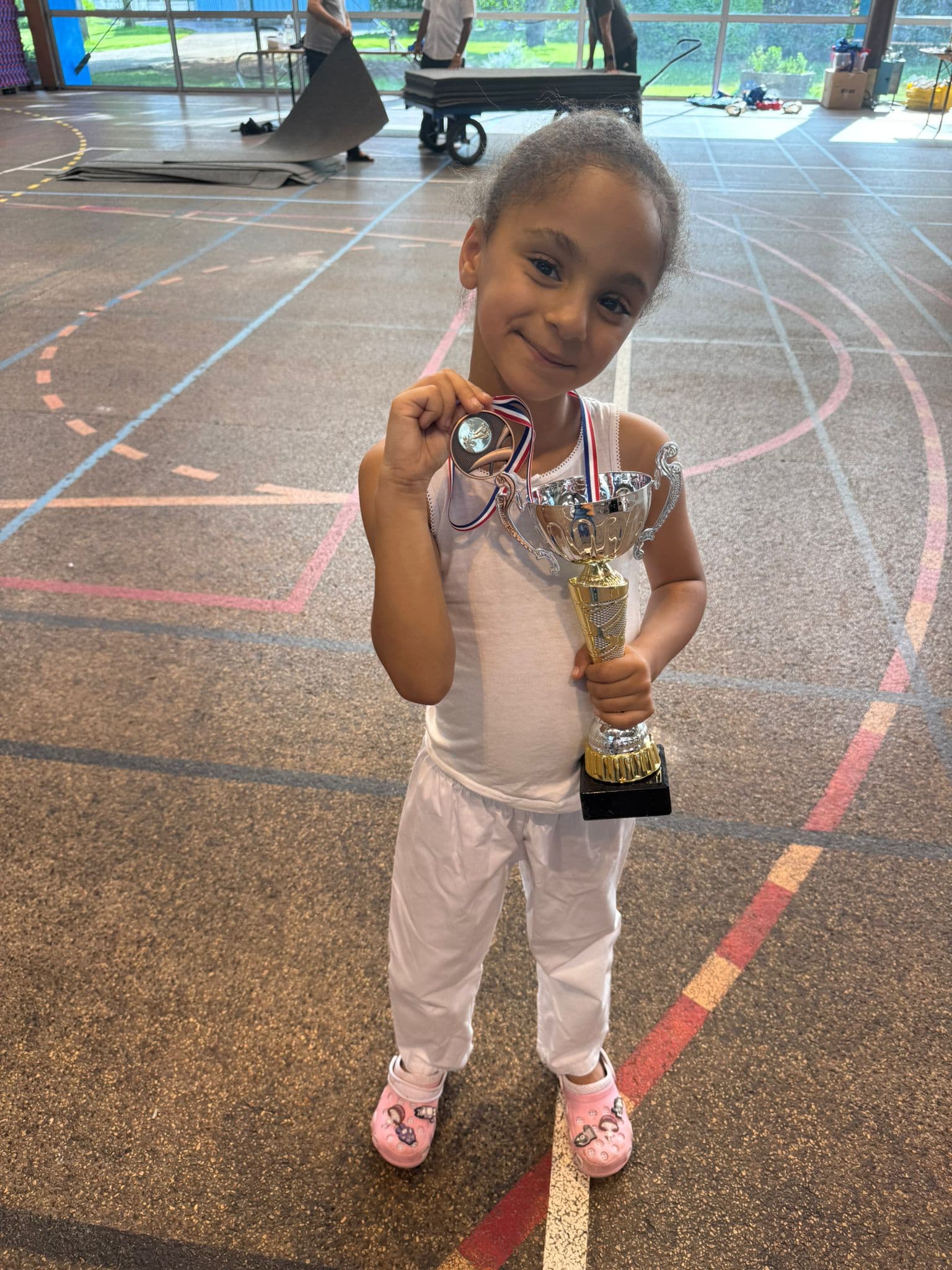Jeune karatéka avec coupe et médaille à l'Open Chilly-Mazarin 2026