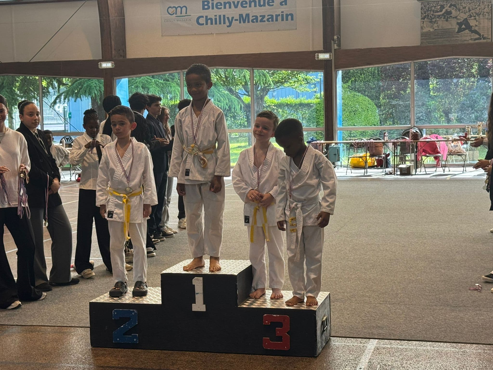 Podium enfants sous la bannière de Chilly-Mazarin